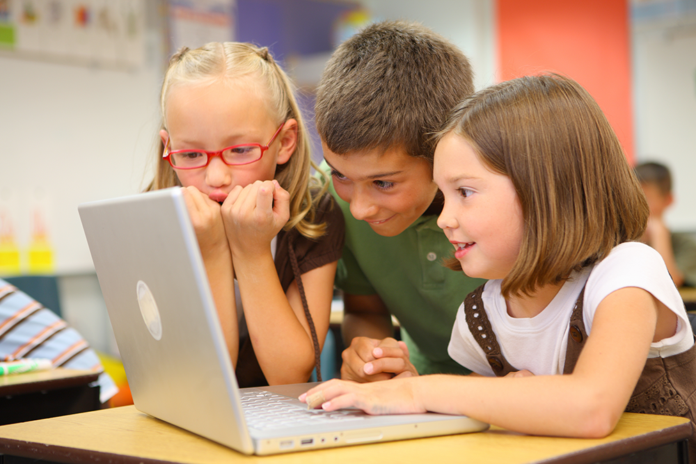 stockphoto_3kids_laptop.png